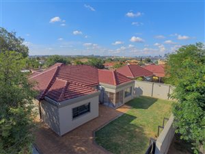 4 Bed House in Robertsham