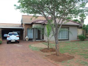 4 Bed House in Heuweloord