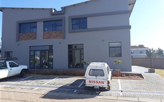 105 m² Commercial space in Hazeldean (Silverlakes Surroundings)
