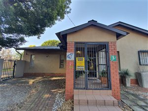 300 m² Commercial space in Clubview