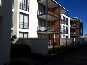 3 Bed Apartment in Paardevlei