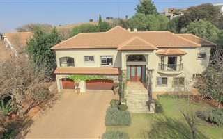 5 Bedroom House in Country Lane Estate