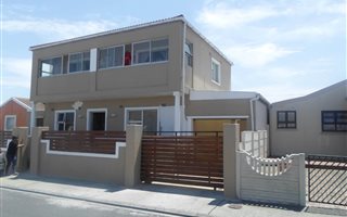 6 Bedroom House in Strandfontein