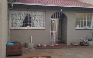 3 Bedroom Apartment in Protea Park