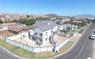 5 Bedroom House in Melkbosstrand