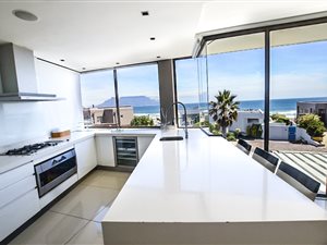 5 Bed House in Bloubergstrand