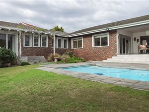 4 Bed House in Seaside Longships