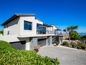 6 Bed House in Bel Aire
