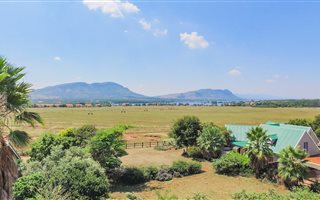 990 m² Land available in The Coves