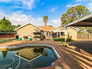 4 Bed House in Daggafontein