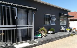 3 Bedroom House in Parow Valley