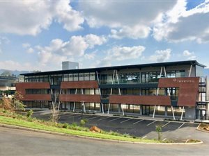 132 m² Office Space in Victoria Country Club Estate