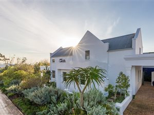 4 Bed House in De Zalze