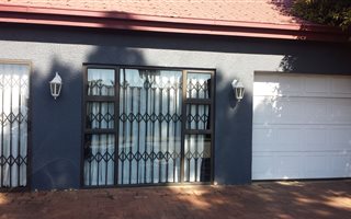 1 Bedroom Garden Cottage in Hughes