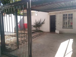 1 Bed Garden Cottage in Bordeaux