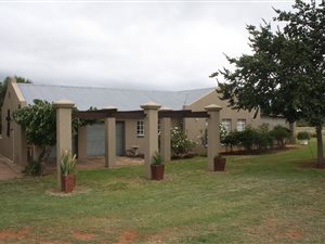 6 Bed House in Byenespoort