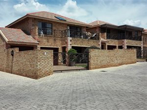 3 Bedroom Townhouse in Honeydew Manor