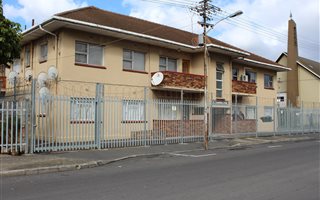 2 Bedroom Flat in Parow Central