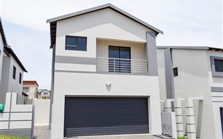 3 Bedroom House in Olympus AH