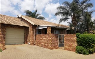 2 Bedroom Simplex in Rooihuiskraal North
