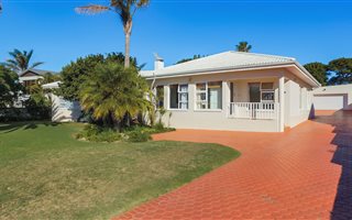 6 Bedroom House in Mossel Bay Central