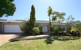 4 Bedroom House in Protea Valley