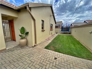 3 Bed House in Raceway