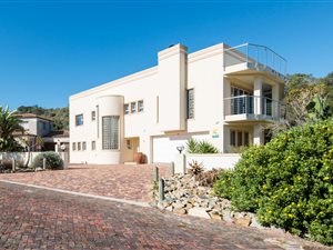 6 Bed House in Cola Beach