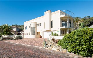 6 Bedroom House in Cola Beach