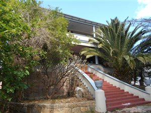 4 Bed House in Mossel Bay Central