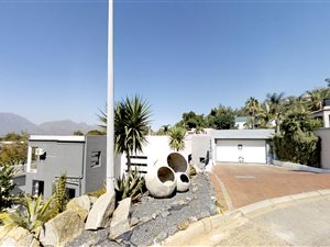 5 Bed House in Paarl Central West