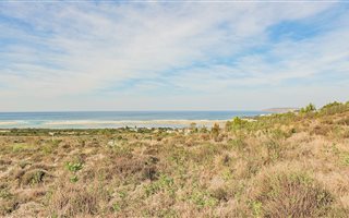 933 m² Land available in Plettenberg Bay