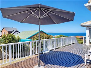 3 Bed House in Boggomsbaai