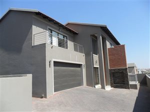 4 Bed House in Kosmosdal