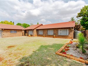 3 Bed House in Rooihuiskraal North