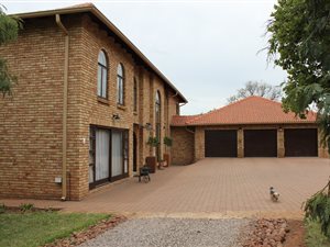 4 Bed House in Pebble Rock