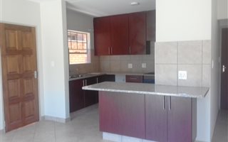 4 Bedroom Townhouse in Hazeldean (Silverlakes Surroundings)