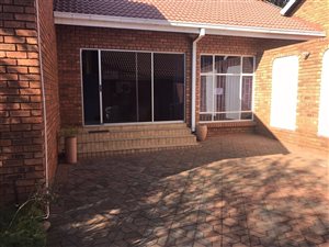 260 m² Commercial space in Die Hoewes