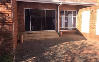 260 m² Commercial space in Die Hoewes