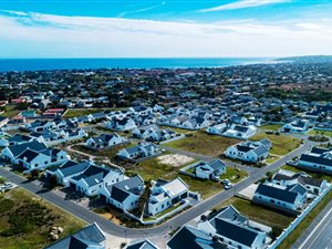 384 m² Land available in Sandbaai