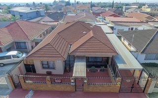 4 Bedroom House in Lenasia Central
