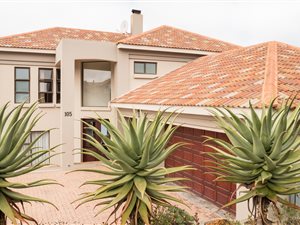 6 Bed House in Mossel Bay Golf Estate