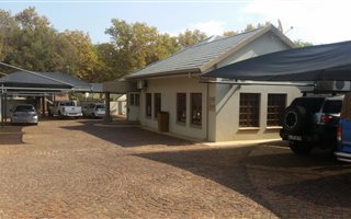 350 m² Commercial space in Clydesdale