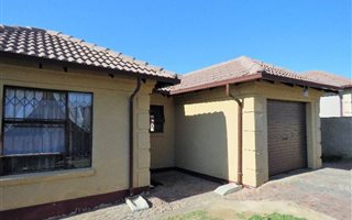 3 Bedroom House in Olievenhoutbos