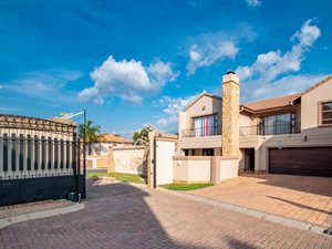 4 Bed House in Van Riebeeck Park