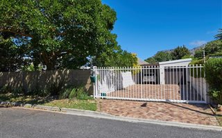 4 Bedroom House in Kirstenhof