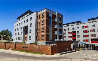 2 Bedroom Apartment in Die Hoewes