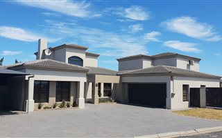 5 Bedroom House in Country Club