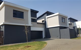 999 m² Land available in Rietondale