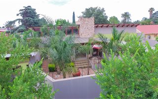8 Bedroom House in Glen Marais